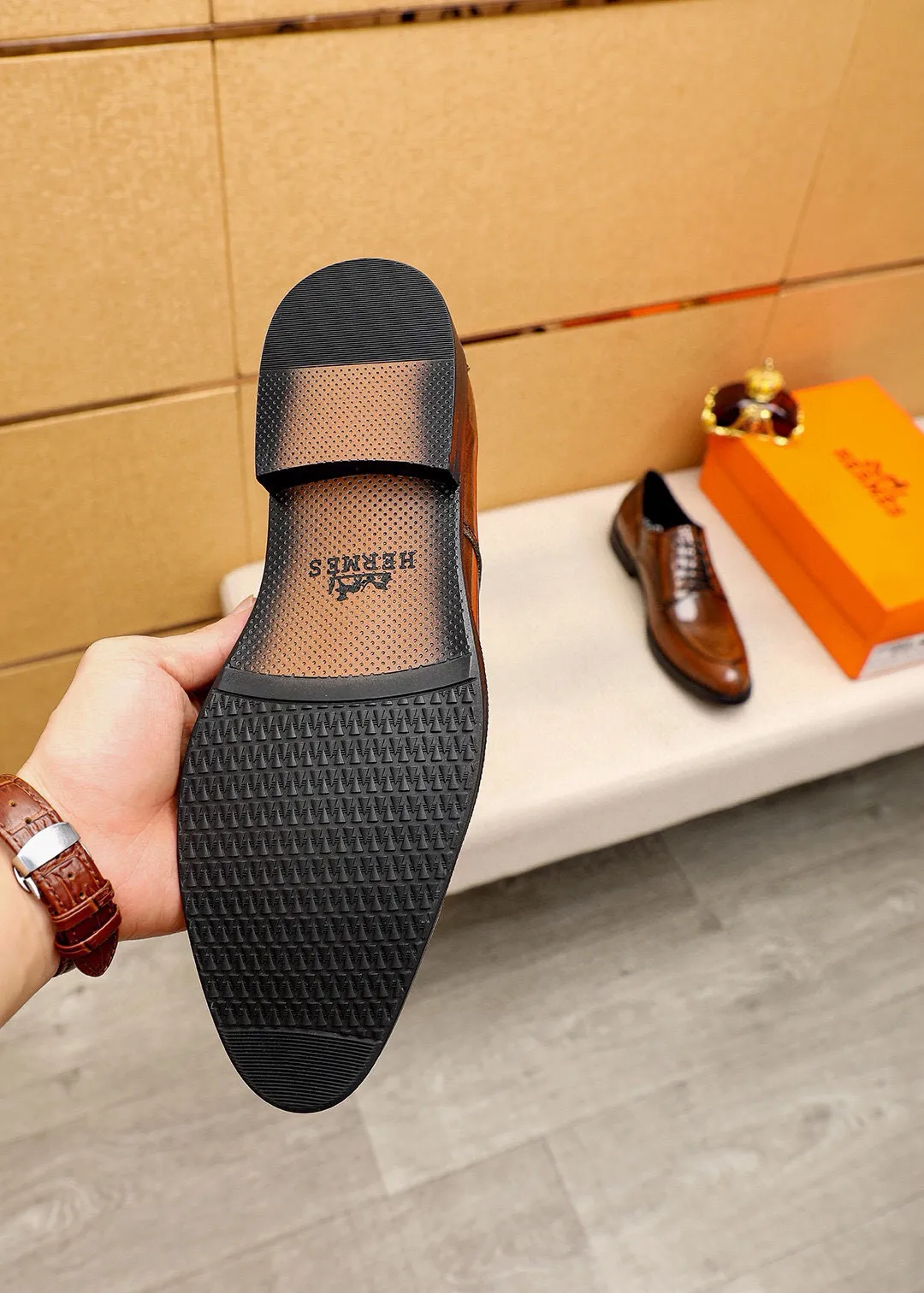 Men's shoes 💰460 💐 Product trademark: HERMES "Hermès" business leather shoes Regular size: 38-44 (45🉑️customized) Product materials: Selected imported first-layer open-edge beaded calfskin upper, imported water-dyed 🐂 cowhide lining. Strong three-dimensional visual effect, non-slip and wear-resistant combination outsole Color: 2⃣️colors available